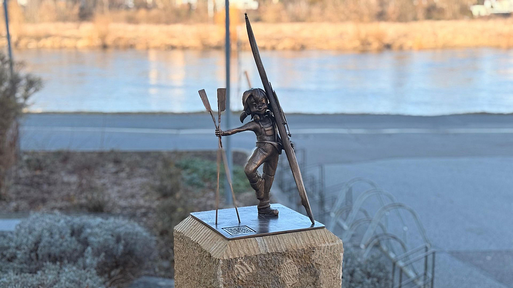 Bronze-Pine als Ruderin auf einer Sandsteinstele