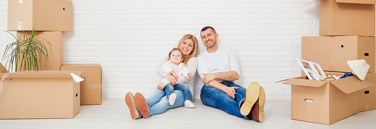 Familie mit Umzugskisten