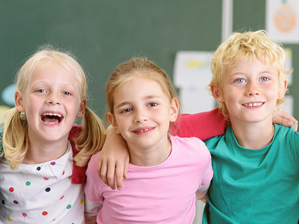 Grundschüler im Klassenzimmer