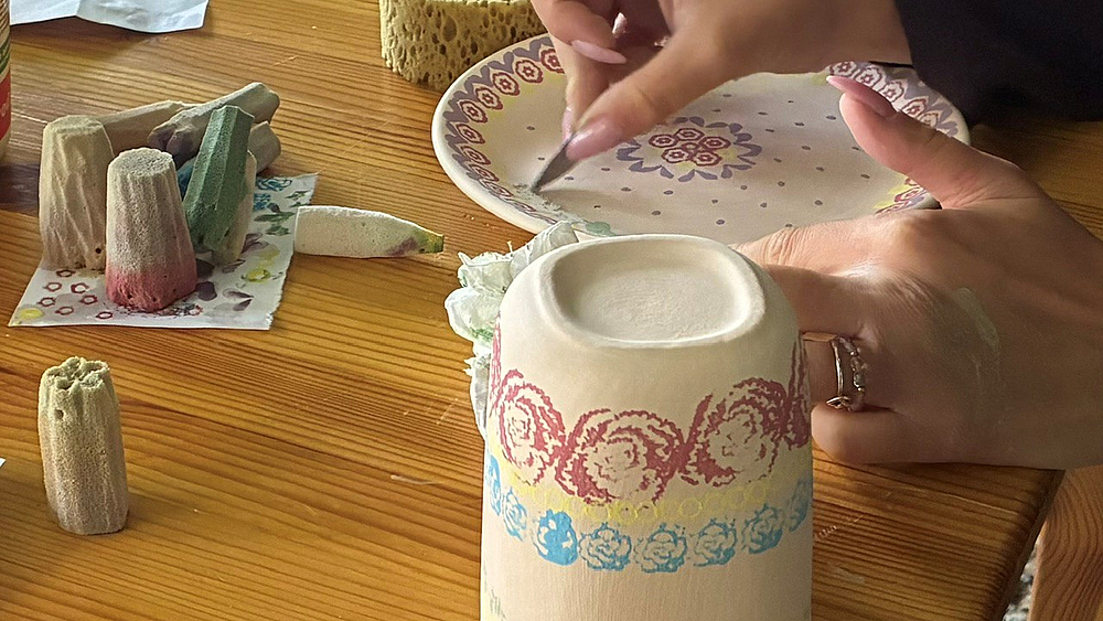 Keramik selbst gestaltet mit der traditionellen Schwämmeltechnik 