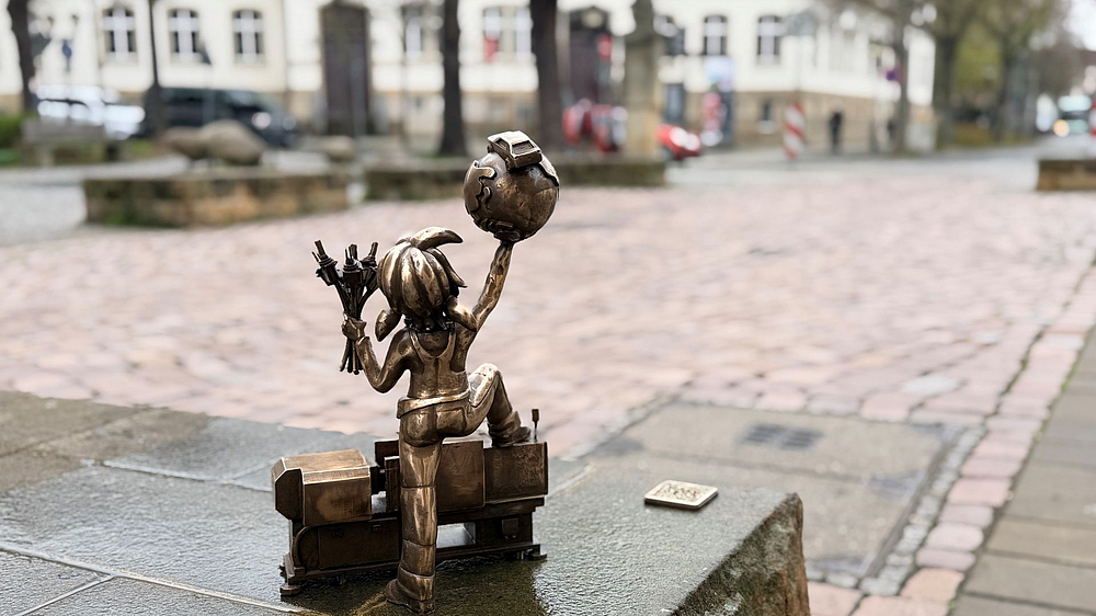 Bronze-Figur der FEP mit Blick auf die Breite Straße