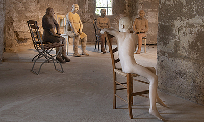 Blick in die Ausstellung, Innenraum mit Skulpturen
