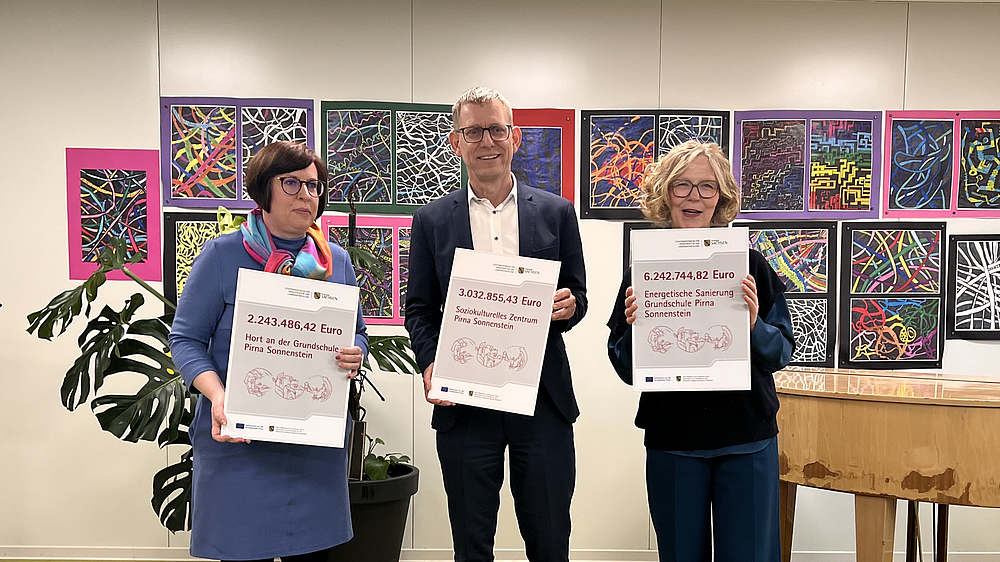 Schulleiterin der Grundschule Pirna-Sonnenstein Tessa Jürgen, Bürgermeister der Stadt Pirna Markus Dreßler sowie Staatsministerin für Infrastruktur und Landesentwicklung Regina Kraushaar