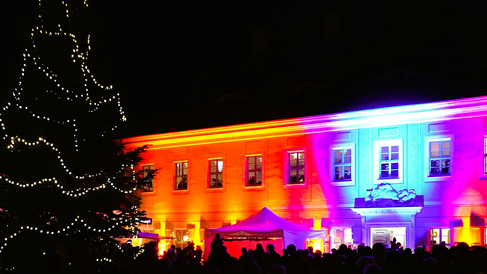 Beleuchtetes Jagdschloss zur Schlossweihnacht in Graupa