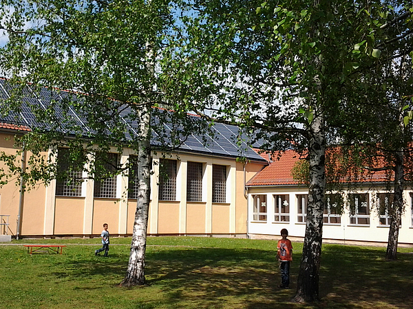 Foto der Photovoltaikanlage auf dem Dach der Turnhalle der Dienstweg Schule