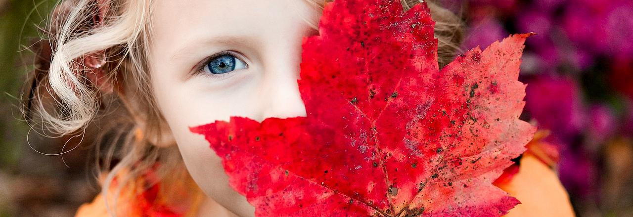 Mädchen glücklich im Herbst