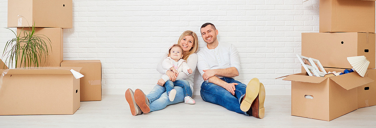 Familie mit Umzugskisten
