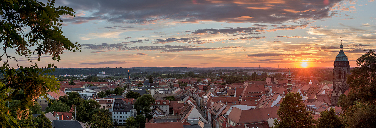 Blick über die Dächer der Pirnaer Altstadt bei Sonnenuntergang