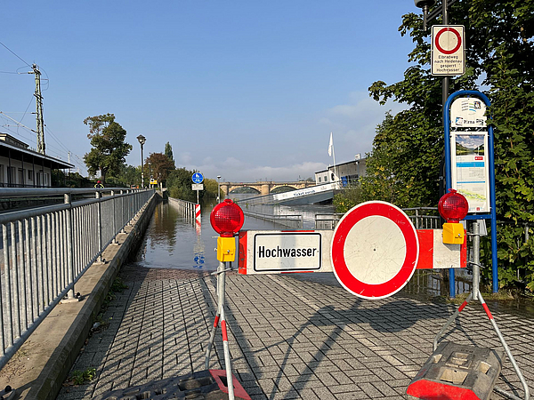 aufgestellte Sperrscheibe in Pirna am Elberadweg