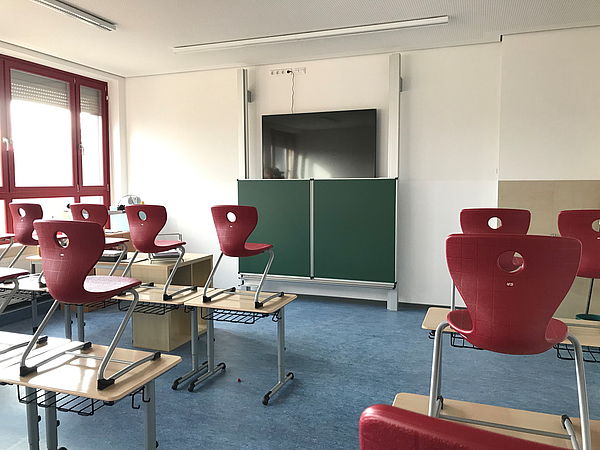 leere Klassenzimmer in Coronazeiten – Schulen geschlossen