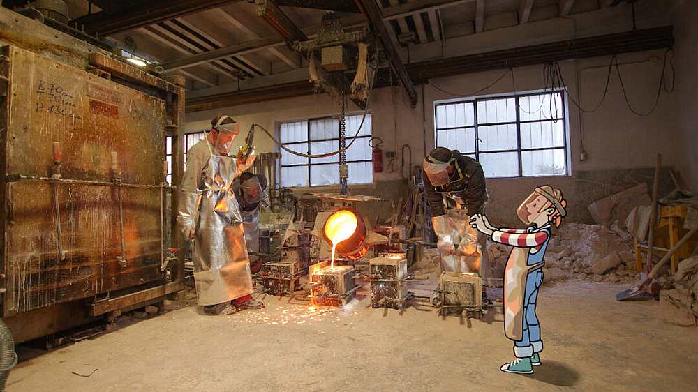 Kinderbloggerin Pine schaut beim Guss der Bronze zu