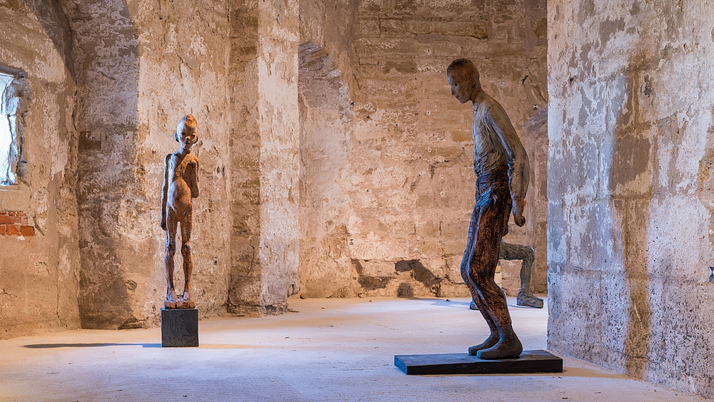 Blick in die Ausstellung mit Skulpturen von Susanne Rast