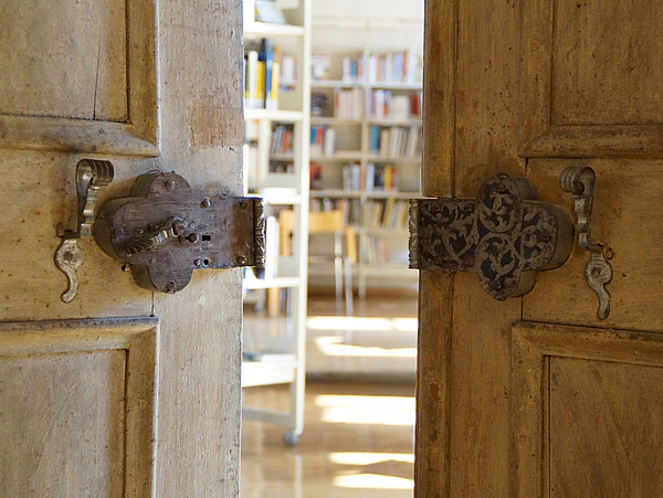 Tür zur Sachbuchabteilung Eingang im zweiten Obergeschoss