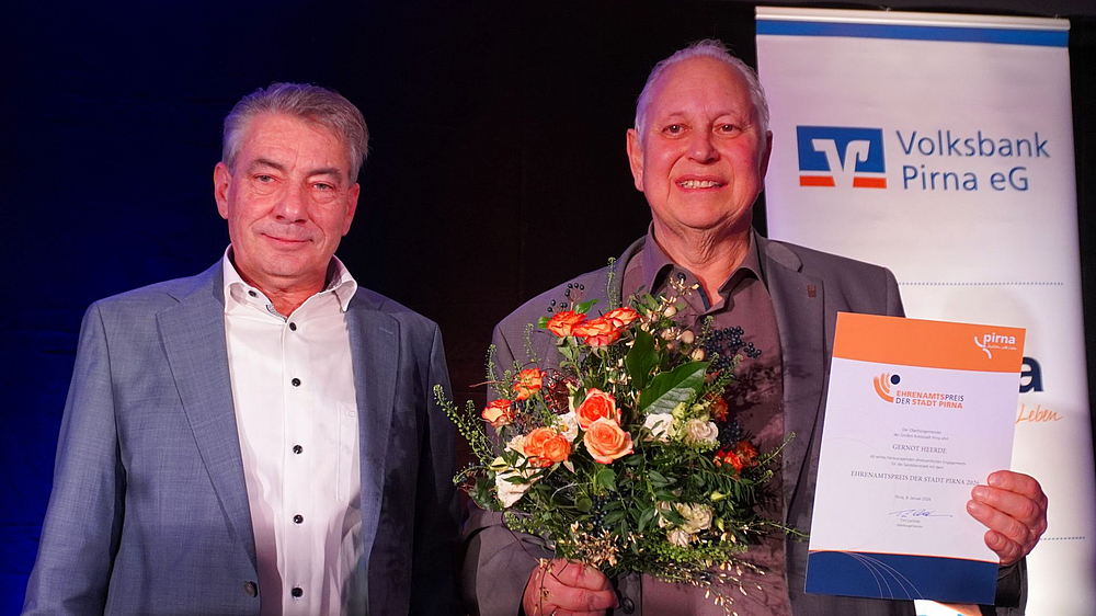 Gernot Heerde wird für 40 Jahre Ehrenamt in Graupa von Oberbürgermeister Tim Lochner gewürdigt.
