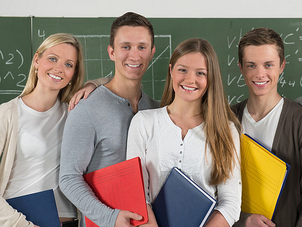 Oberschüler im Klassenzimmer vor einer Tafel