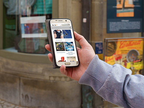 Handy mit geöffneter Einkaufswebsite