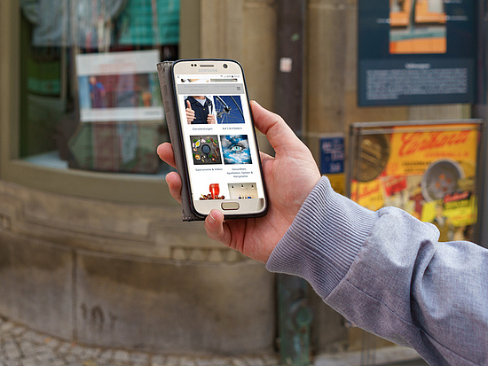 Handy mit geöffneter Einkaufswebsite