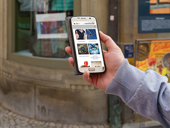 Handy mit geöffneter Einkaufswebsite