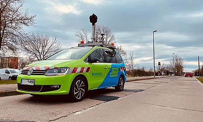 Vermessungsfahrzeug Auto, welches Straßen und Fußwege vermisst und digitalisiert