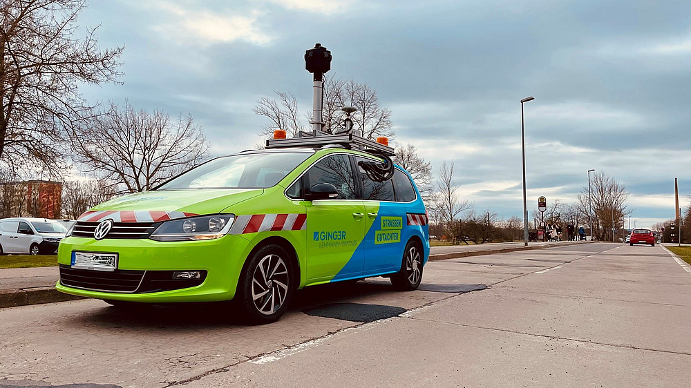 Auto, welches Straßen und Fußwege vermisst und digitalisiert