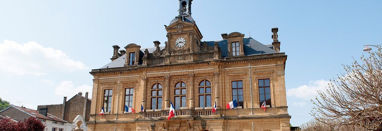 Das Rathaus von Pirnas Partnerstadt Longuyon in Frankreich