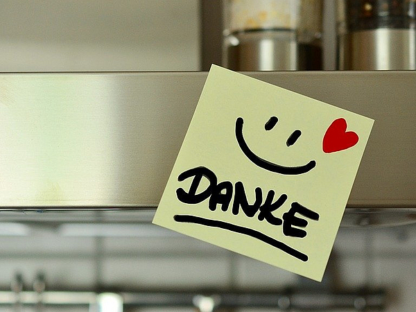 Post-it-Zettel mit "Danke" und Herz