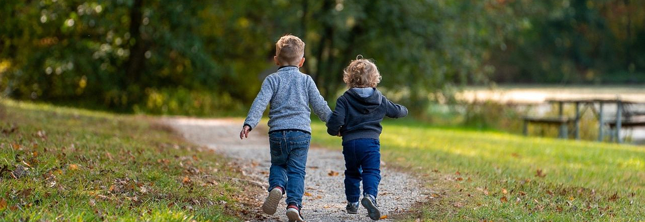 Zwei Kinder in einem Park
