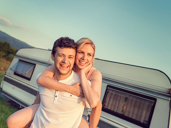 Camping in Pirna Junges Paar vor einem Wohnwagen