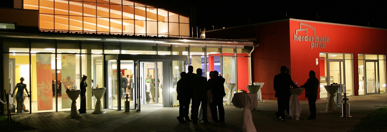 Vor dem Veranstaltungshaus