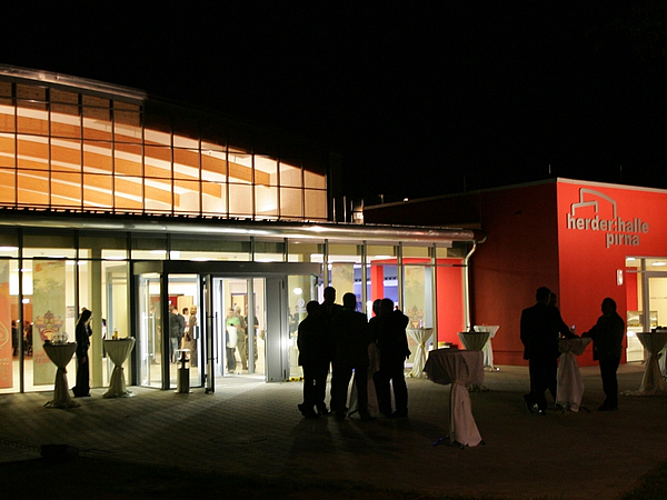 Außenbereich HerderHalle Pirna Vor dem Veranstaltungshaus