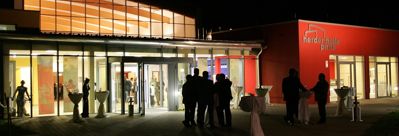 Vor dem Veranstaltungshaus