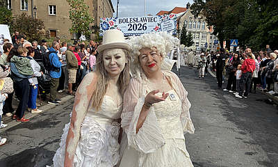 Straßentheater der besonderen Art: Parade „aus Liebe zum Ton“
