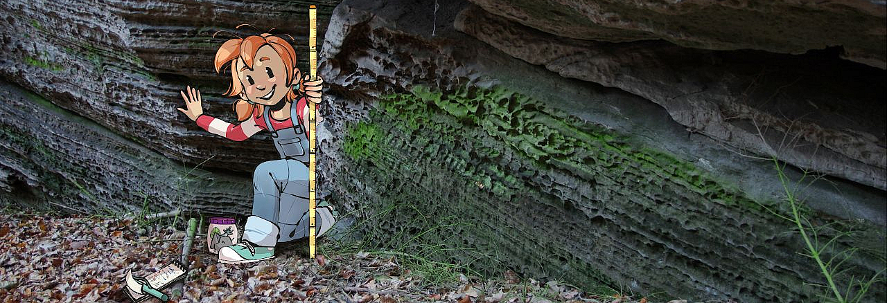 Kinderbloggerin Pine hat sich zwischen den Felswänden versteckt
