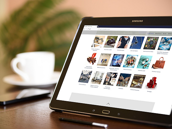 Tablet mit geöffneter Einkaufswebsite