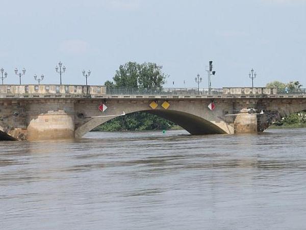 Pirnas Stadtbrücke im Hochwasser