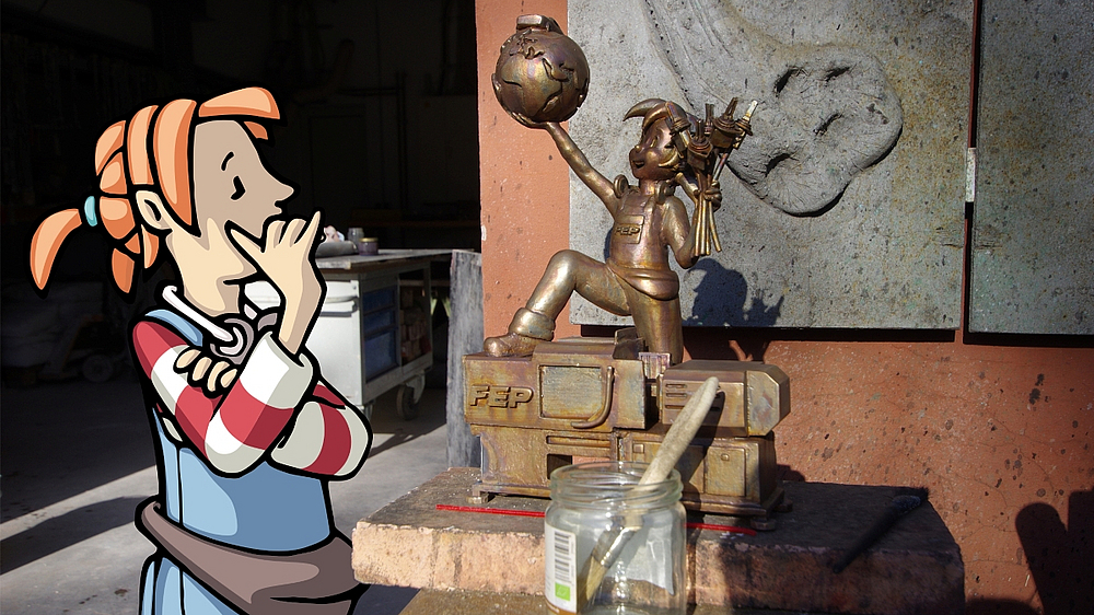 Pine betrachtet eine Bronze-Pine nachdenklich von der Seite