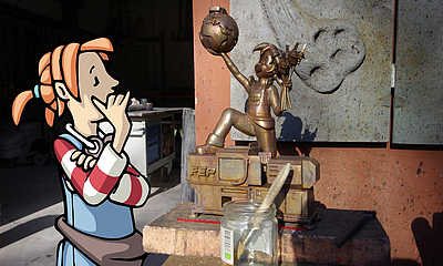 Pine betrachtet eine Bronze-Pine nachdenklich von der Seite