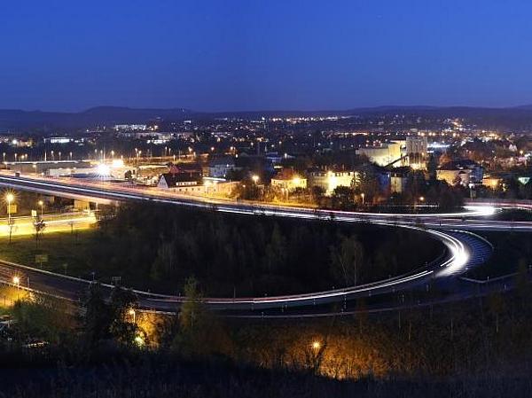 Blick auf den Autobahnzubringer bei Nacht 