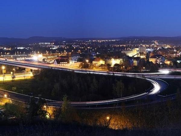 Blick auf den Autobahnzubringer bei Nacht 