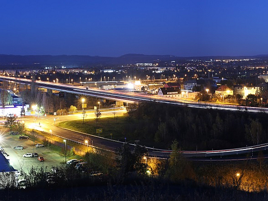 Blick auf den Autobahnzubringer bei Nacht 