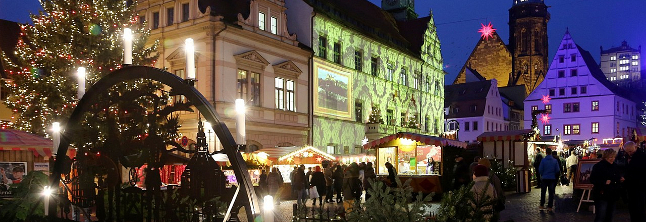 Der Canalettomarkt – Pirnas Weihnachtsmarkt – im Dunkeln