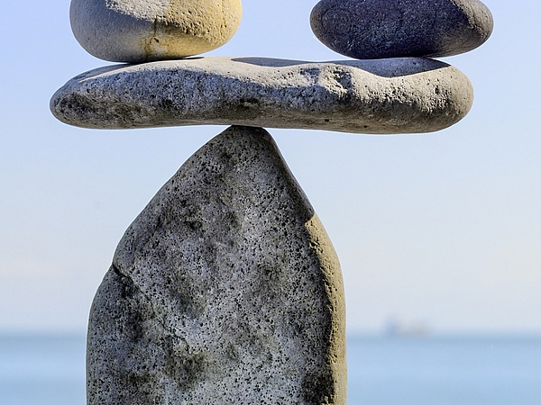 Steine übereinandergestapelt in Waage