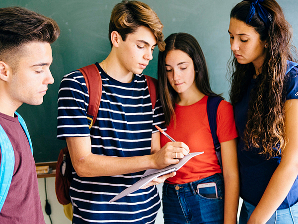 Jungen und Mädchen in der Schule