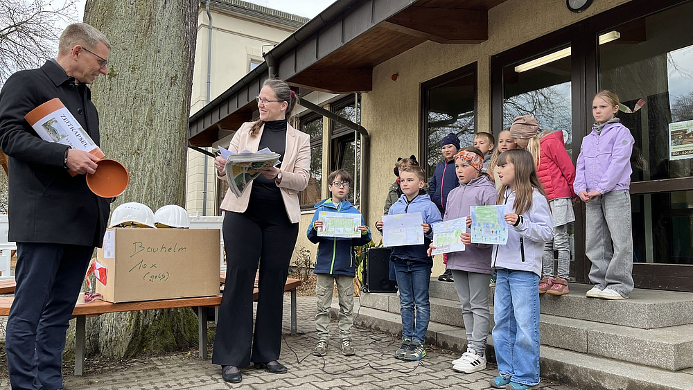 Zeitkapsel füllen Gemälde der Schüler für die Zeitkapsel unter der Turnhalle Neundorf