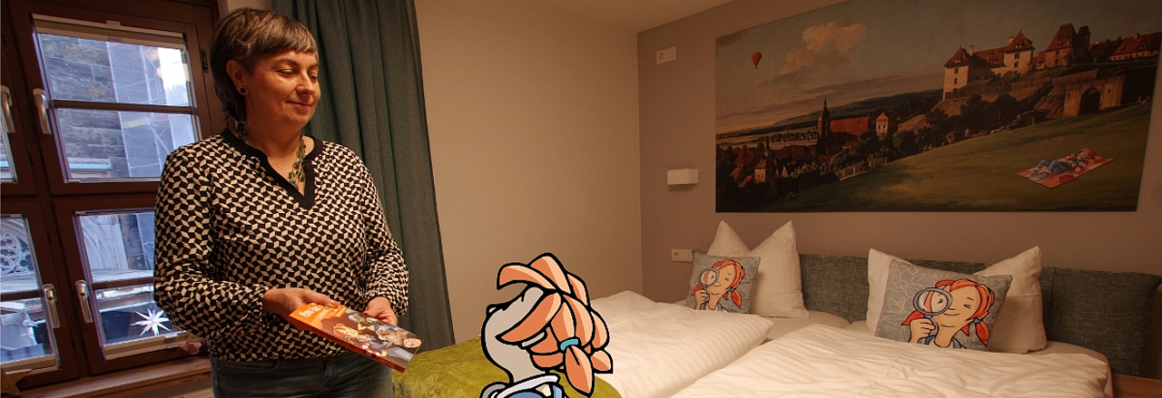 Stefanie Hähnel zeigt Pine das Hotelzimmer im Pirn'schen Hof
