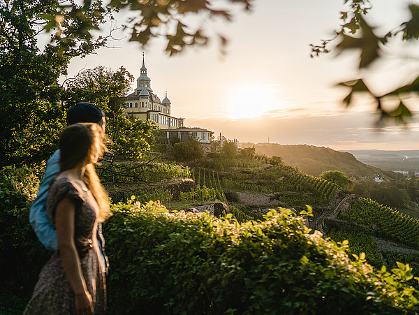 Sonnenuntergang am Spitzhaus Radebeul Radebeul, Weingut, Spitzhaus, Wein, visitdresden, Dresden, Isa & Eli, Weinberge, Sonnenuntergang, Fotoeinkauf 2019, Erik Groß, dresden marketing