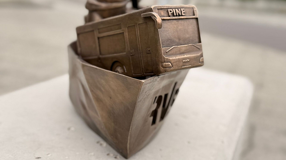 RVSOE-Pine Detail Bus Detailaufnahme Bus an Bronze-Figur