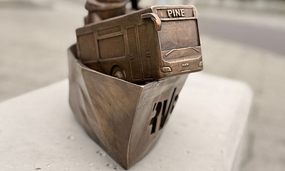 Detailaufnahme Bus an Bronze-Figur