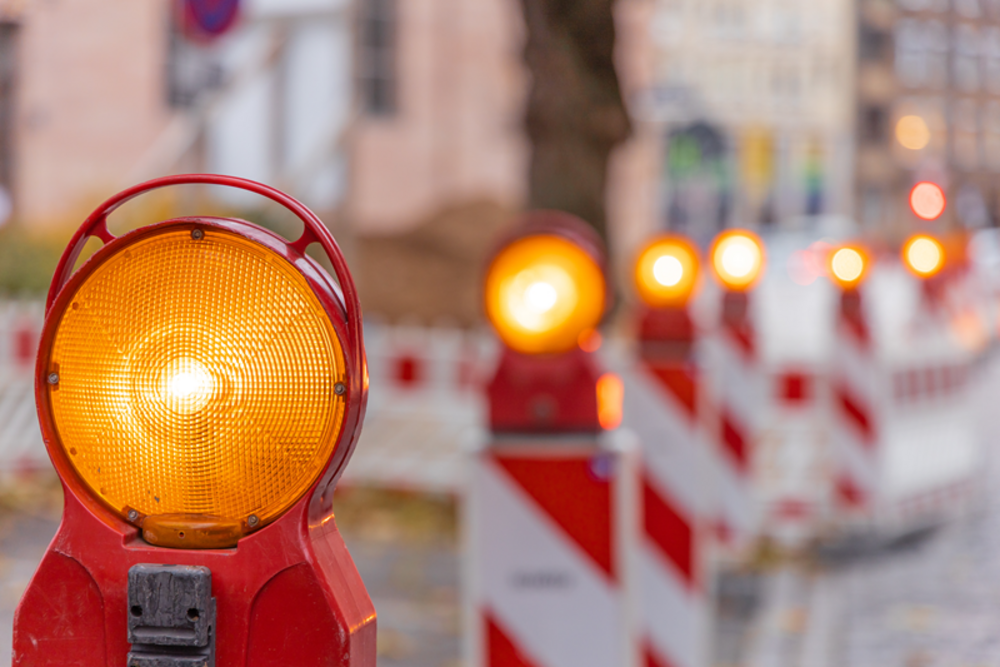AdobeStock_A56iXN.jpg baustelle, absicherung, leuchten, baken, dämmerung, fürth, verkehr, straße, sicherung, rot, weiß, orange, beleuchtet, bayern, mittelfranken, deutschland, blinklicht, blinken, lichter, sperre, umleitung, straßenverkehr, bauamt, tiefbau, straßenbau, sondernutzung, zufahrt, led, verkehrsführung, reihe, signal, leuchtmittel, stvo