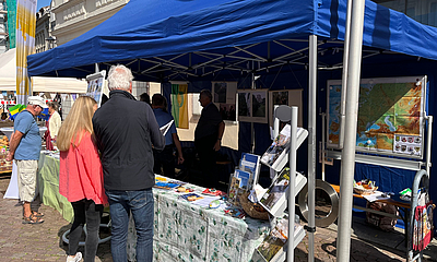 Infostand des Interessennetzwerk Städtepartnerstädte zum Markt der Kulturen